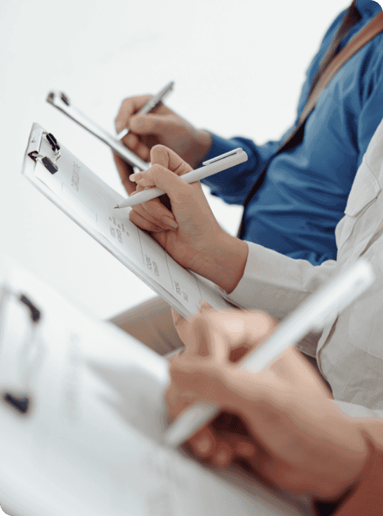 Profesionales realizando una auditoría médica